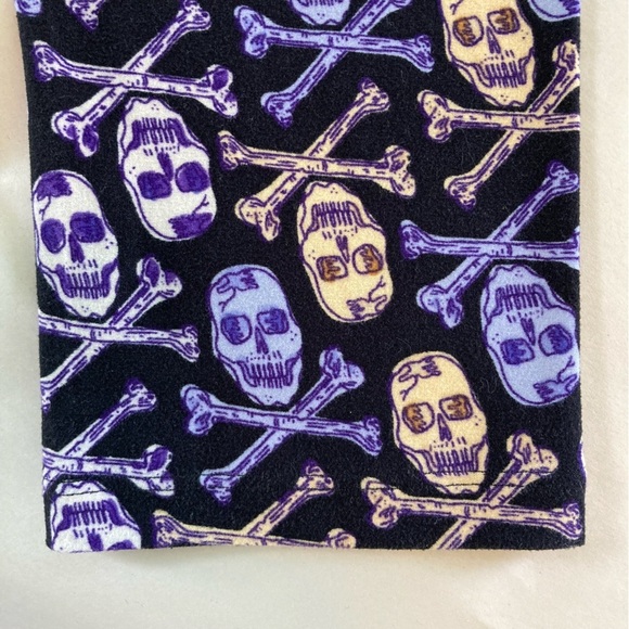 LulaRoe Skull and Crossbones Halloween Print Leggings (Size Tall & Curvy) - Picture 4 of 8